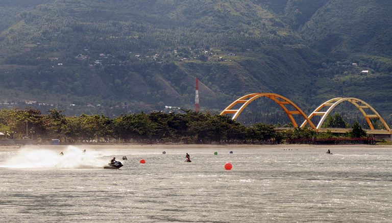 Sejumlah atlet memacu jetskinya pada Kejurnas Jetski 2013 yang digelar di Teluk Palu, Sulawesi Tengah, Senin (21/12/2013). Kejurnas Jetski putaran final yang diikuti puluhan atlit dari berbagai daerah itu berlagsung 21-22 Desember 2013 memperebutkan point tertinggi untuk meraih gelar juara nasional. bmzIMAGES/Basri Marzuki