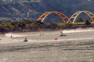 Sejumlah atlet memacu jetskinya pada Kejurnas Jetski 2013 yang digelar di Teluk Palu, Sulawesi Tengah, Senin (21/12/2013). Kejurnas Jetski putaran final yang diikuti puluhan atlit dari berbagai daerah itu berlagsung 21-22 Desember 2013 memperebutkan point tertinggi untuk meraih gelar juara nasional. bmzIMAGES/Basri Marzuki