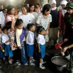 Di hari terakhir di kolong jembatan, kembar Rosi dan Rian masih sempat membagikan susu ke siswa-siswi TK-nya. (bmzIMAGES/Basri Marzuki)