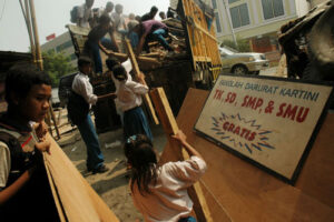 Siswa-Siswi bergotong royong mengangkut barang-barang sekolahan ke tempat baru. (bmzIMAGES/Basri Marzuki)