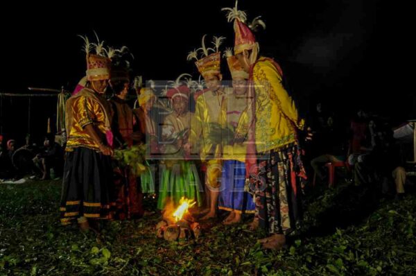 Penari menyiapkan bara api. Api tersebut akan diinjak-injak menandai peredaman amarah akibat sakit. (Foto: bmzIMAGES/Basri Marzuki)