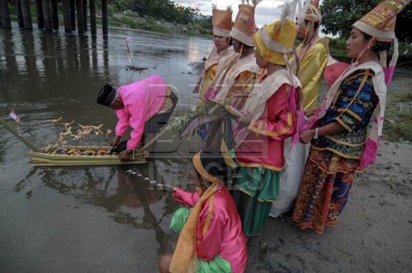 Prosesi terakhir, pelarungan sesajen bersama seeokar anak ayam ke sungai. Menandai pelepasan penyakit. (Foto: bmzIMAGES/Basri Marzuki)