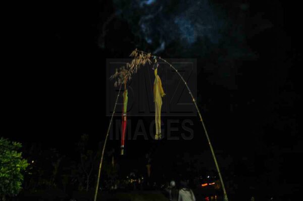 Gerbang menuju tempat ritual dihiasi degan jumbai-jumbai pertanda di tempat ini sedang dilaksanakan ritual balia. (Foto: bmzIMAGES/Basri Marzuki)