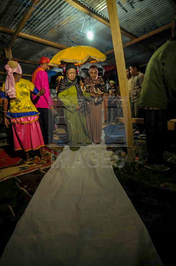 Pasien harus melewati permadani putih untuk sampai pada tempat dilaksanakannya prosesi penyembuhan. (Foto: bmzIMAGES/Basri Marzuki)