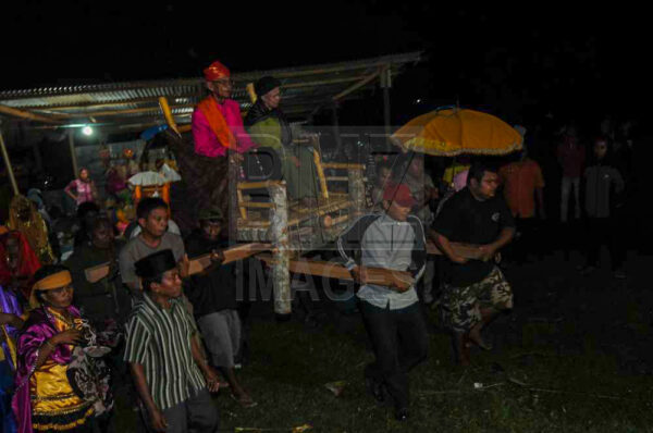 Beberapa keluarga mengusung pasien yang akan disembuhkan menuju tempat ritual penyembuhan. (Foto: bmzIMAGES/Basri Marzuki)