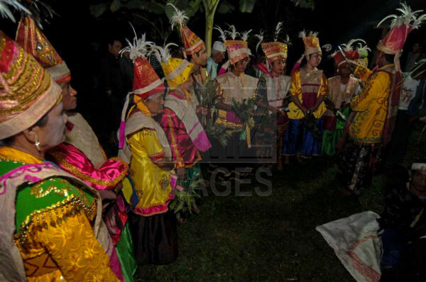 Tetua adat menyapukan darah kerbau di kening para penari sebelum prosesi pembacaan mantra penyembuhan dimulai. (Foto: bmzIMAGES/Basri Marzuki)