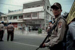 Begitu mendapat laporan adanya penembakan tersebut, polisi langsung meluncur ke TKP. Aparat berjaga-jaga dan memasang police lain agar TKP tidak tersentuh sebelum dilakukan olah TKP. (Foto: bmzIMAGES/Basri Marzuki)