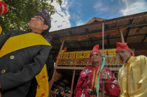 Dengan senjata tombak, tetua adat berisap-siap melakukan penyembelihan kerbau sebagai persembahan pada ritual adat tersebut. (Foto: bmzIMAGEs/Basri Marzuki)