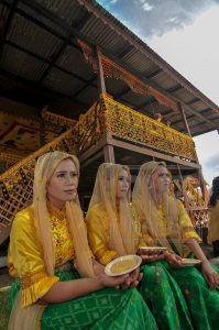 Sejumlah gadis duduk di depan Banua Oge untuk menyambut setiap tamu yang datang. (Foto: bmzIMAGEs/Basri Marzuki)