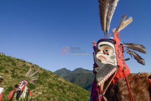 Sejumlah penari memainkan ritual Udok Dayak saat terjadi Gerhana Matahari Total (GMT) di pegunungan Matantimali, Sigi, Sulawesi Tengah, Rabu (9/3/2016). Ritual asal Suku Dayak Kalimantan Timur itu sengaja ditampilkan untuk memaknai terjadinya fenomena alam langka sekaligus sebagai tontonan bagi wisatawan yang memadati pegunungan tersebut guna menyaksikan GMT. bmzIMAGES/Basri Marzuki