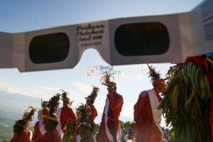 Sejumlah penari memainkan ritual Udok Dayak saat terjadi Gerhana Matahari Total (GMT) di pegunungan Matantimali, Sigi, Sulawesi Tengah, Rabu (9/3/2016). Ritual asal Suku Dayak Kalimantan Timur itu sengaja ditampilkan untuk memaknai terjadinya fenomena alam langka sekaligus sebagai tontonan bagi wisatawan yang memadati pegunungan tersebut guna menyaksikan GMT. bmzIMAGES/Basri Marzuki