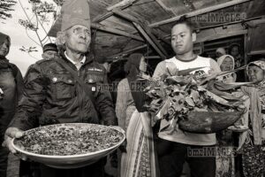 Tetua adat menyiapkan air kembang untuk disiramkan ke warga pada upacara adat Pomparua di Lasoani, Palu, Sulawesi Tengah, Kamis (16/10). Upacara adat itu dilaksanakan untuk membersihkan kampung dari hal-hal buruk, menolak bala dan sial atas keserakahan, kesombongan, ketidakpedulian pada alam dan lingkungan serta berbagai sifat buruk yang disebabkan oleh manusia sendiri. (bmzIMAGES/Basri Marzuki)