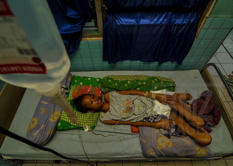 Setiawati terbaring lemas tak berdaya di bangsal rumah sakit.. (bmzIMAGES/Basri Marzuki)