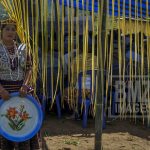 Gadis Lindu melayani para tetua adat yang sedang mencari kesepakatan