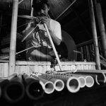 Mengukur bambu untuk pembuatan lalove. bmzIMAGES/Basri Marzuki