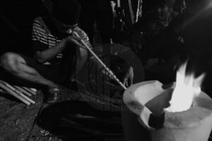 Menimbang letak lubang bambu untuk dibuat Lalove. bmzIMAGES/Basri Marzuki