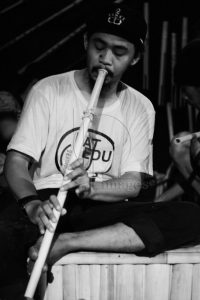 Yayan mencoba Lalove yang baru saja dibuatnya. bmzIMAGES/Basri Marzuki