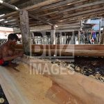 Seorang bapak suku Bajo menyelesaikan pembuatan perahu untuk keperluan memancing ikan di Pulau Kabalutan, Kepulauan Togean, Tojo Unauna, Sulawesi Tengah. ANTARAFOTO/Basri Marzuki/18