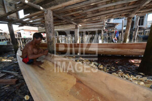 Seorang bapak suku Bajo menyelesaikan pembuatan perahu untuk keperluan memancing ikan di Pulau Kabalutan, Kepulauan Togean, Tojo Unauna, Sulawesi Tengah. bmzIMAGES/Basri Marzuki