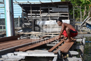 Seorang bapak suku Bajo merangkai kayu-kayu untuk membuat rumah panggung di Pulau Kabalutan, Kepulauan Togean, Tojo Unauna, Sulawesi Tengah. bmzIMAGES/Basri Marzuki