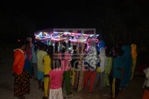 Warga suku Bajo mengerumuni hiburan Odong-Odong yang pertama kalinya memasuki wilayah Pulau Kabalutan, Kepulauan Togean, Tojo Unauna, Sulawesi Tengah. bmzIMAGES/Basri Marzuki