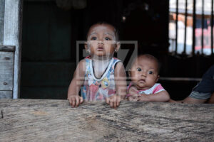 Dua anak suku Bajo melengok di pintu di Pulau Kabalutan, Kepulauan Togean, Tojo Unauna, Sulawesi Tengah. bmzIMAGES/Basri Marzuki