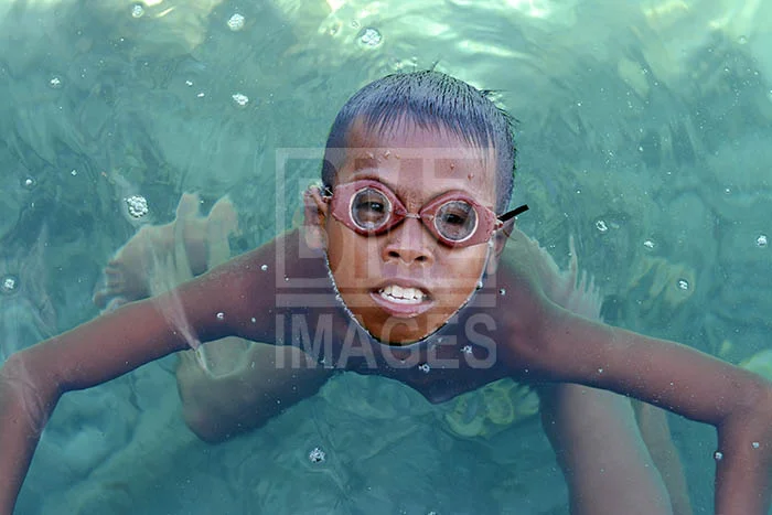Seorang anak suku Bajo muncul ke permukaan setelah menyelam di Pulau Kabalutan, Kepulauan Togean, Tojo Unauna, Sulawesi Tengah. bmzIMAGES/Basri Marzuki