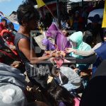 Sejumlah warga suku Bajo menaik ikapal penumpang umum yang akan mengangkutnya ke pulau seberang di Pulau Kabalutan, Kepulauan Togean, Tojo Unauna, Sulawesi Tengah. ANTARAFOTO/Basri Marzuki/18