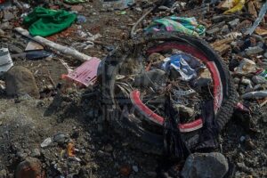 Ban sepeda motor yang terserak di Kelurahan Balaroa. bmzIMAGES/BasriMarzuki