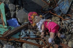 Boneka anak yang terserak di Kelurahan Balaroa. bmzIMAGES/BasriMarzuki
