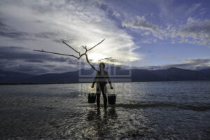 Palu, Central Sulawesi, INDONESIA (7th Jan 2019): Japanese artist, Daisuke Takeya performed "Yellow Memories" on Talise Beach, Palu Bay, Central Sulawesi, Indonesia, Monday (1/7/2019). The show was the result of collaboration with the Ruang 28 and Sudut Pandang Forum to care for the memories of the earthquake, tsunami and liquefaction disaster that hit Palu City on September 28, 2018 which killed more than 2,000 people. bmzIMAGES/Basri Marzuki