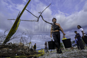 Palu, Central Sulawesi, INDONESIA (7th Jan 2019): Japanese artist, Daisuke Takeya performed "Yellow Memories" on Talise Beach, Palu Bay, Central Sulawesi, Indonesia, Monday (1/7/2019). The show was the result of collaboration with the Ruang 28 and Sudut Pandang Forum to care for the memories of the earthquake, tsunami and liquefaction disaster that hit Palu City on September 28, 2018 which killed more than 2,000 people. bmzIMAGES/Basri Marzuki
