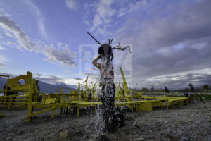 Palu, Central Sulawesi, INDONESIA (7th Jan 2019): Japanese artist, Daisuke Takeya performed "Yellow Memories" on Talise Beach, Palu Bay, Central Sulawesi, Indonesia, Monday (1/7/2019). The show was the result of collaboration with the Ruang 28 and Sudut Pandang Forum to care for the memories of the earthquake, tsunami and liquefaction disaster that hit Palu City on September 28, 2018 which killed more than 2,000 people. bmzIMAGES/Basri Marzuki