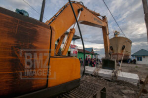 Sebuah alat berat bersiap mendorong KM Sabuk Nusantara 39 kembali ke laut di Pelabuhan Wani, Donggala, Sulawesi Tengah, Selasa (5/2/2019). Setelah berada di darat karena dihempas gelombang tsunami pada 28 September 2018, akhirnya Kapal Tol Laut milik PT. Pelni itu akhirnya berhasil ditarik kembali ke laut denganc ara didorong alat berang dan ditarik tugboat. bmzIMAGES/Basri Marzuki