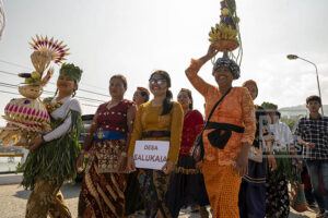 Sejumlah warga membawa hasil pertaniannya pada karnaval pembukaan Festival Mosintuwu di Tentena, Poso, Sulawesi Tengah, Kamis (31/10/2019). Festival yang telah digelar keempat kalinya dan diinisiasi oleh Institut Mosintuwu Poso itu menampilkan aneka atraksi budaya dan seni setempat dengan mengedepankan semangat keadilan dan kerbersamaan beragam etnik, suku, dan agam yang ada di wilayah tersebut. bmzIMAGES/Basri Marzuki