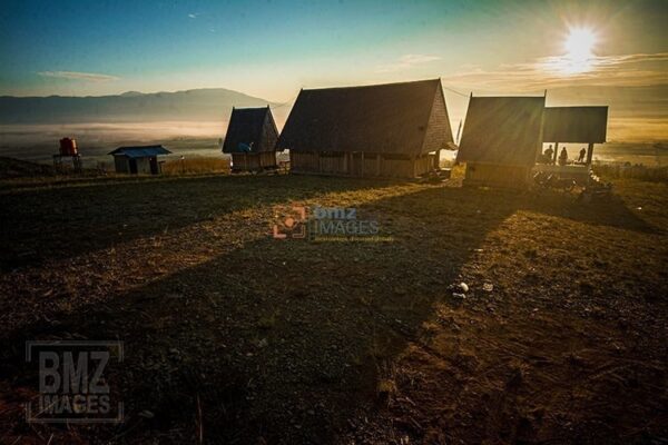 Dari puncak Desa Wanga, di Rumah Tambing, mereka sedang berkalkulasi untuk terus mempertahankan peternakan leluhur itu. bmzIMAGES/Basri Marzuki