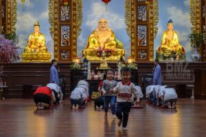 Children running among Chinese citizens who will perform prayers to welcome the Chinese New Year at the Eka Dharma Manggala Temple in Palu, Central Sulawesi, Indonesia on January 24, 2020. Prayers are performed to welcome the Chinese Lunar New Year 2571/2020 and ask for blessings, safety and protection from the Yang Almighty. The lion dance attraction was also held as a symbol of good luck and blessings. (Photo by bmzIMAGES/Basri Marzuki)