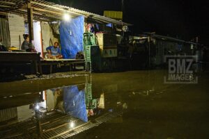 Warga beraktivitas di rumahnya yang digenangi banjir rob atau air pasang laut di Desa Tompe, Kecamatan Sirenja, Kabupaten Donngala, Sulawesi Tengah, Minggu (12/1/2020). Banjir air pasang yang masuk hingga kepemukiman warga itu disebabkan karena terjadinya penurunan permukaan tanah sedalam dua meter akibat gempa 7,4 SR yang berpusat di desa itu pada 28 September tahun lalu. Warga setempat terpaksa mengungsi ke tempat yang lebih tinggi dan kembali lagi ke rumah mereka setelah air surut. bmzIMAGES/Basri Marzuki