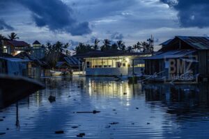 Warga beraktivitas di depan rumahnya yang digenangi banjir rob atau air pasang laut di Desa Tompe, Kecamatan Sirenja, Kabupaten Donngala, Sulawesi Tengah, Minggu (12/1/2020). Banjir air pasang yang masuk hingga kepemukiman warga itu disebabkan karena terjadinya penurunan permukaan tanah sedalam dua meter akibat gempa 7,4 SR yang berpusat di desa itu pada 28 September tahun lalu. Warga setempat terpaksa mengungsi ke tempat yang lebih tinggi dan kembali lagi ke rumah mereka setelah air surut. bmzIMAGES/Basri Marzuki