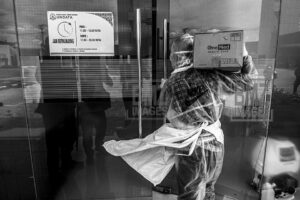 Seorang petugas medis mengangkat logistik untuk kebutuhan Ruang Isolasi Pasien Dalam Pengawasan (PDP) di Rumah Sakit Undata, Palu, Sulawesi Tengah, Minggu (15/3/2020). Sesuai protokol Kementerian Kesehatan, Rumah Sakit tersebut mengisolasi dua orang pasien perempuan setelah dirujuk dari rumah sakit lainnya karena mengalami gejala COVID-19 setelah melakukan perjalanan keluar daerah. (bmzIMAGES/Basri Marzuki)