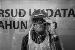 Seorang petugas medis berada di dekat Ruang Isolasi Pasien Dalam Pengawasan (PDP) di Rumah Sakit Undata, Palu, Sulawesi Tengah, Minggu (15/3/2020). Sesuai protokol Kementerian Kesehatan, Rumah Sakit tersebut mengisolasi dua orang pasien perempuan setelah dirujuk dari rumah sakit lainnya karena mengalami gejala COVID-19 setelah melakukan perjalanan keluar daerah. (bmzIMAGES/Basri Marzuki)