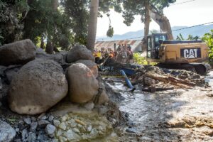 Operator alat berat memindahkan material lumpur dan batang kayu serta batu gajah yang menutup aliran air dan menyebabkan banjir bandang di Desa Balongga, Kecamatan Dolo Selatan, Kabupaten Sigi, Sulawesi Tengah, Kamis (18/4/2024). Pemerintah setempat mengerahkan sejumlah alat berat untuk menangani dampak banjir bandang yang menerjang dua desa di wilayah itu Rabu (17/4) malam terutama membuka kembali akses jalan utama yang saat ini terputus karena tertimbun material lumpur, bebatuan dan potongan kayu. bmzIMAGES/Basri Marzuki