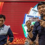 Petugas menjelaskan ciri-ciri uang kertas rupiah asli pada sosialisasi keaslian uang rupiah yang dikemas dalam bentuk permainan di Palu, Sulawesi Tengah, Jumat (26/4/2024). Bank Indonesia Kantor Perwakilan Sulawesi Tengah terus mensosialisasikan keaslian uang rupiah kepada masyarakat untuk meminimalisir penyebaran uang palsu yang daapt mempengaruhi stabilitas ekonomi. bmzIMAGES/Basri Marzuki