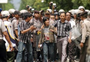 Seorang mahasiswa diamankan aparat kepolisian setelah terjadi bentrok saat aksi unjuk rasa memperingati Hari Anti Korupsi Sedunia di depan Kantor Kejaksaan Tinggi Sulawesi Tengah di Palu, Kamis (9/12/2010). Pada bentrokan antara mahassiwa dan aparat itu, sedikitnya 15 mahasiswa diamankan. Sejumlah mahasiswa dan aparat mengalami luka-luka. bmzIMAGES/Basri Marzuki