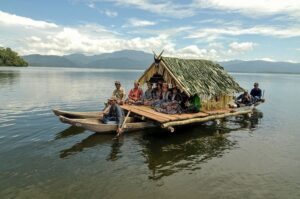 Sejumlah gadis Lindu duduk di atas perahu menunggu persembahan kerbau pada Festival Danau Lindu di Sigi, Sulawesi Tengah, Minggu (6/12/2009). Festival yang pertama kali digelar tersebut untuk mengangkat kembali nilai-nilai seni dan budaya di Lindu. Festival tersebut berlangsung selama tingga hari. bmzIMAGES/Basri Marzuki