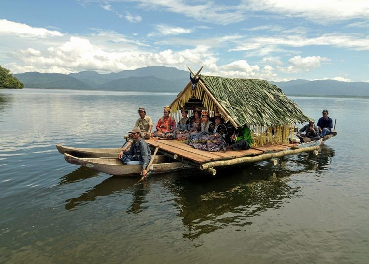 Sejumlah gadis Lindu duduk di atas perahu menunggu persembahan kerbau pada Festival Danau Lindu di Sigi, Sulawesi Tengah, Minggu (6/12/2009). Festival yang pertama kali digelar tersebut untuk mengangkat kembali nilai-nilai seni dan budaya di Lindu. Festival tersebut berlangsung selama tingga hari. bmzIMAGES/Basri Marzuki