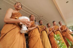 Sejumlah biksu berdoa sebelum prosesi pelepasan burung saat perayaan Hari Raya Katihna Tahun 2555/2011 bagi umat Budha di Vihara Karunadipa, Palu, Sulawesi Tengah, Jumat (4/11/11). Pelepasan burung itu menandai semangat kedamaian yang selalu diajarkan oleh Budha Gautama bmzIMAGES/Basri Marzuki