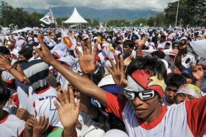 Sejumlah simpatisan Partai Gerindra bersorak saat mengikuti kampanye terbuka di Lapangan Vatulemo, Palu, Sulawesi Tengah, Jumat (27/3/2009). Kampanye yang diikuti oleh ribuan simpatisan Partai Gerindra tersebut dihadiri oleh Ketua Gerindra Hasyim Djojohadikusumo dan dimeriahkan oleh artis dari Jakarta. bmzIMAGES/Basri Marzuki