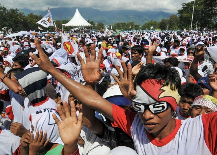 Sejumlah simpatisan Partai Gerindra bersorak saat mengikuti kampanye terbuka di Lapangan Vatulemo, Palu, Sulawesi Tengah, Jumat (27/3/2009). Kampanye yang diikuti oleh ribuan simpatisan Partai Gerindra tersebut dihadiri oleh Ketua Gerindra Hasyim Djojohadikusumo dan dimeriahkan oleh artis dari Jakarta. bmzIMAGES/Basri Marzuki