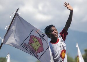 Seorang simpatisan Partai Gerindra melambaikan tangan saat mengikuti kampanye terbuka di Lapangan Vatulemo, Palu, Sulawesi Tengah, Jumat (27/3/2009). Kampanye yang diikuti oleh ribuan simpatisan Partai Gerindra tersebut dihadiri oleh Ketua Gerindra Hasyim Djojohadikusumo dan dimeriahkan oleh artis dari Jakarta. bmzIMAGES/Basri Marzuki